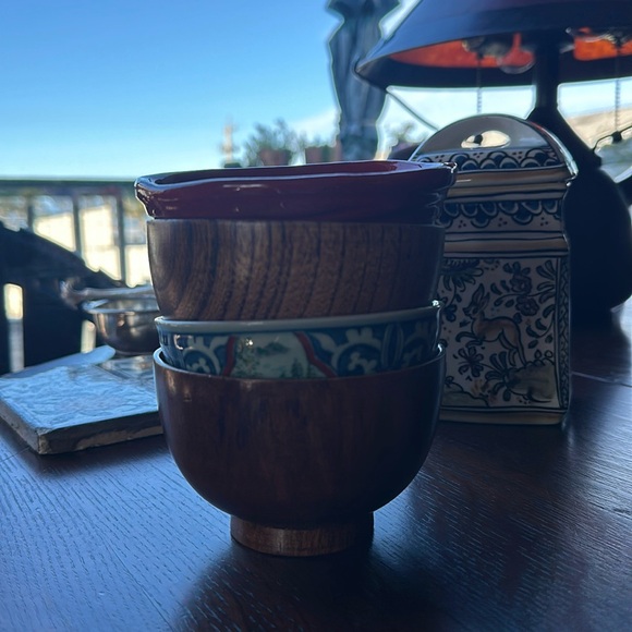 4 wee bowls. 3 from Japan: 2 wood and 1 ceramic w sweet painted theme +1 Italy - Picture 15 of 16